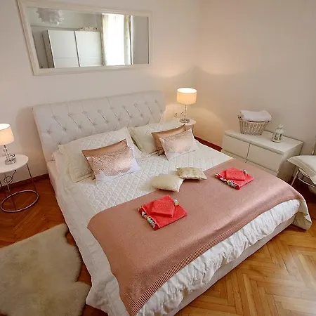 Urban Apartment *